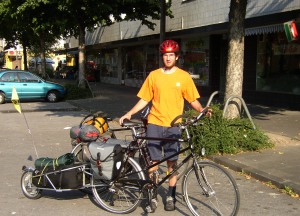 Vlado mit beladenem Fahrrad